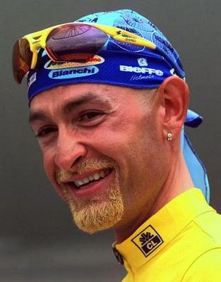 pantani-felice-con-la-maglia-gialla-del-1998bmp