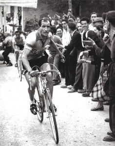 (Bartali con Coppi alle spalle)