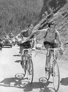 (Bartali e Coppi nel famoso scambio al Tour 1952)